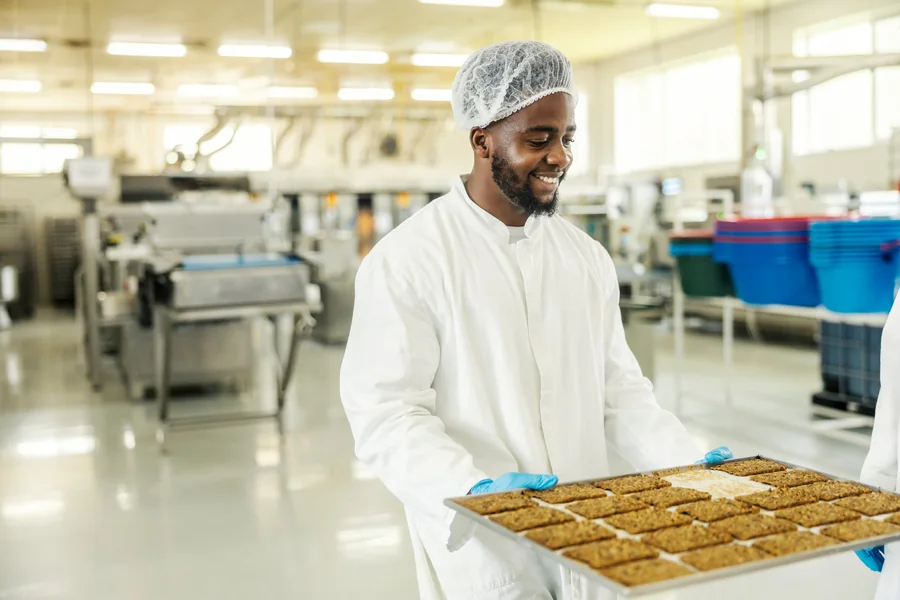 Opérateur et plateau de biscuits